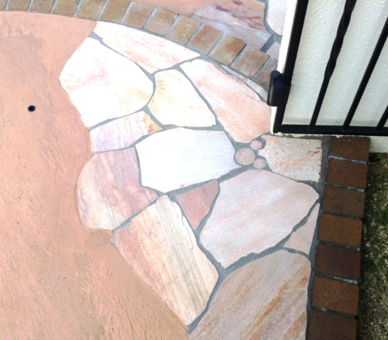 隠れミッキー　ピンクのコンクリート 東洋工業 乱形石 オークルストーンパールピンク　施工例