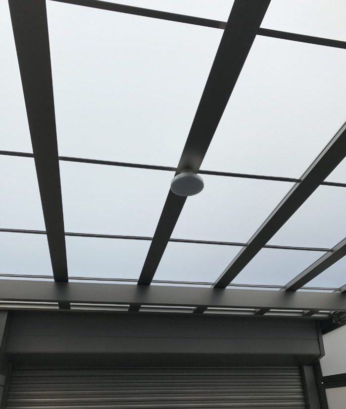 カーポート屋根  フーゴＦワイド　両側側面パネル　施工例