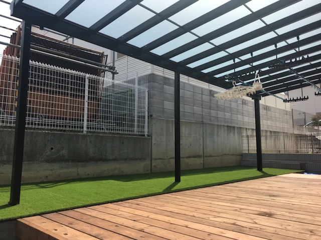 ウッドデッキ　テラス　テラス屋根　人工芝　庭　外構工事　大阪　エクステリア　アウトドアリビング