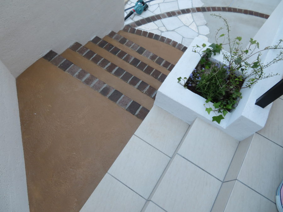 三井ホーム　アプローチ階段　カラーコンクリート