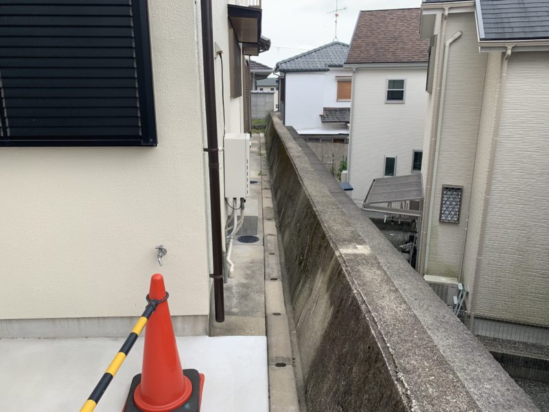 高低差のある境界壁にメッシュフェンスを設置しました｜大阪府