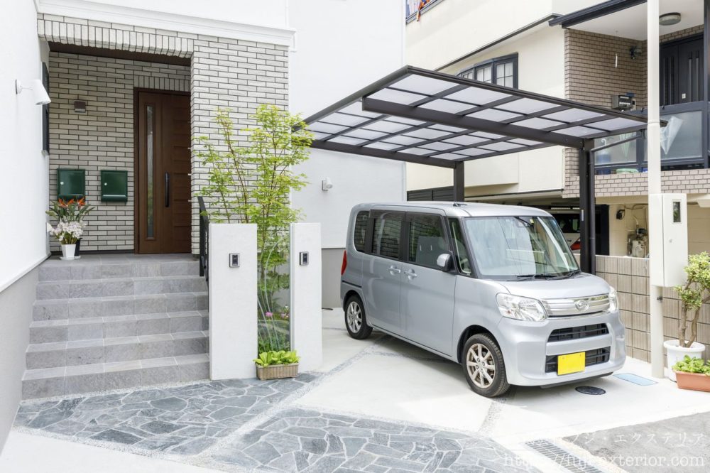 二世帯住宅・新築一戸建ての外構デザイン、大阪府の施工事例です。モノトーンデザインのなかでイロハモミジの鮮やかなグリーンが引き立ちます。
