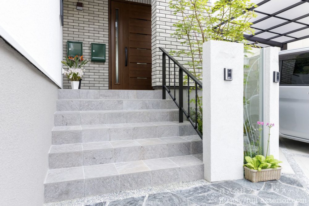 二世帯住宅・新築一戸建ての外構デザイン、大阪府の施工事例です。アプローチ階段には転倒防止・歩行補助の手すり（LIXIL アーキレール）を設置しています。