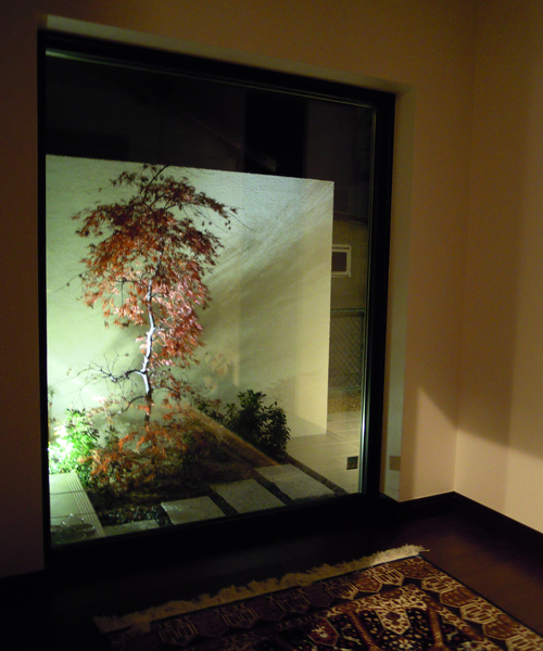 家の壁を利用しライト（光）をわざと反射させたライティングにした大阪府の外構リフォームの施工実例です。