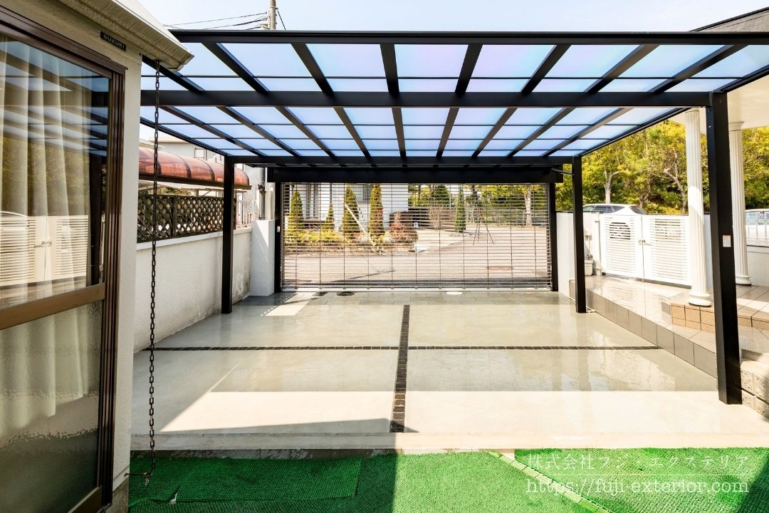 玄関まで濡れずに移動できる、大型カーポート「LIXIL ネスカFワイド」の設置事例。
熱線吸収ポリカを採用した、フラット屋根デザインのカーポート。