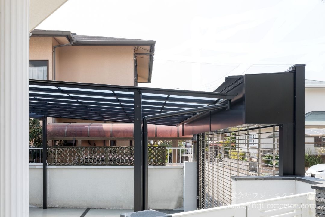 シャッターゲートとカーポートの隙間からの雨の浸入を防ぐ特注のひさし。