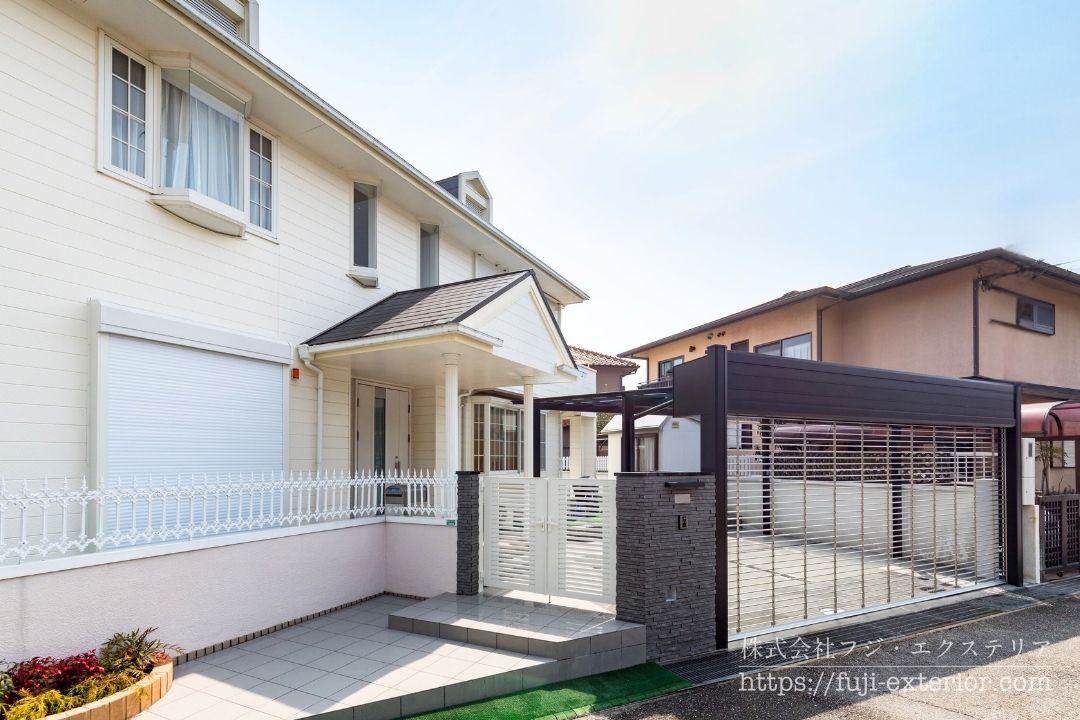 兵庫県三田市の外構リフォーム事例。角地に建つ邸宅のモダンなエクステリア全体像。