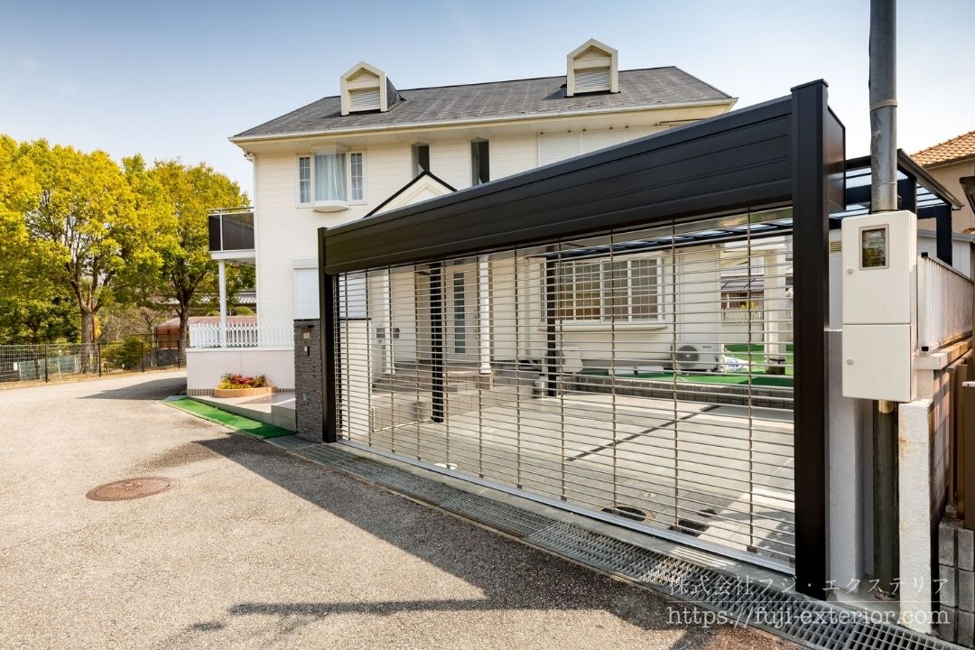 三和シャッター サンゲートF型: 2台用の大型シャッターゲート「三和シャッター サンゲートF型」を設置したガレージ入口。