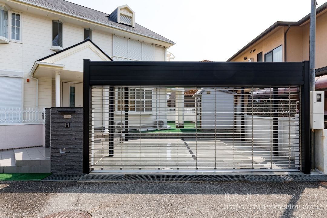 ２台用シャッターゲート、三和シャッターのサンゲートＦ型。耐久性と開放感に優れたステンレスパイプ製の電動シャッターゲート。