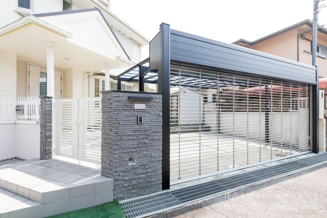 ２台用シャッターゲート、三和シャッターのサンゲートＦ型。耐久性と開放感に優れたステンレスパイプ製の電動シャッターゲート。