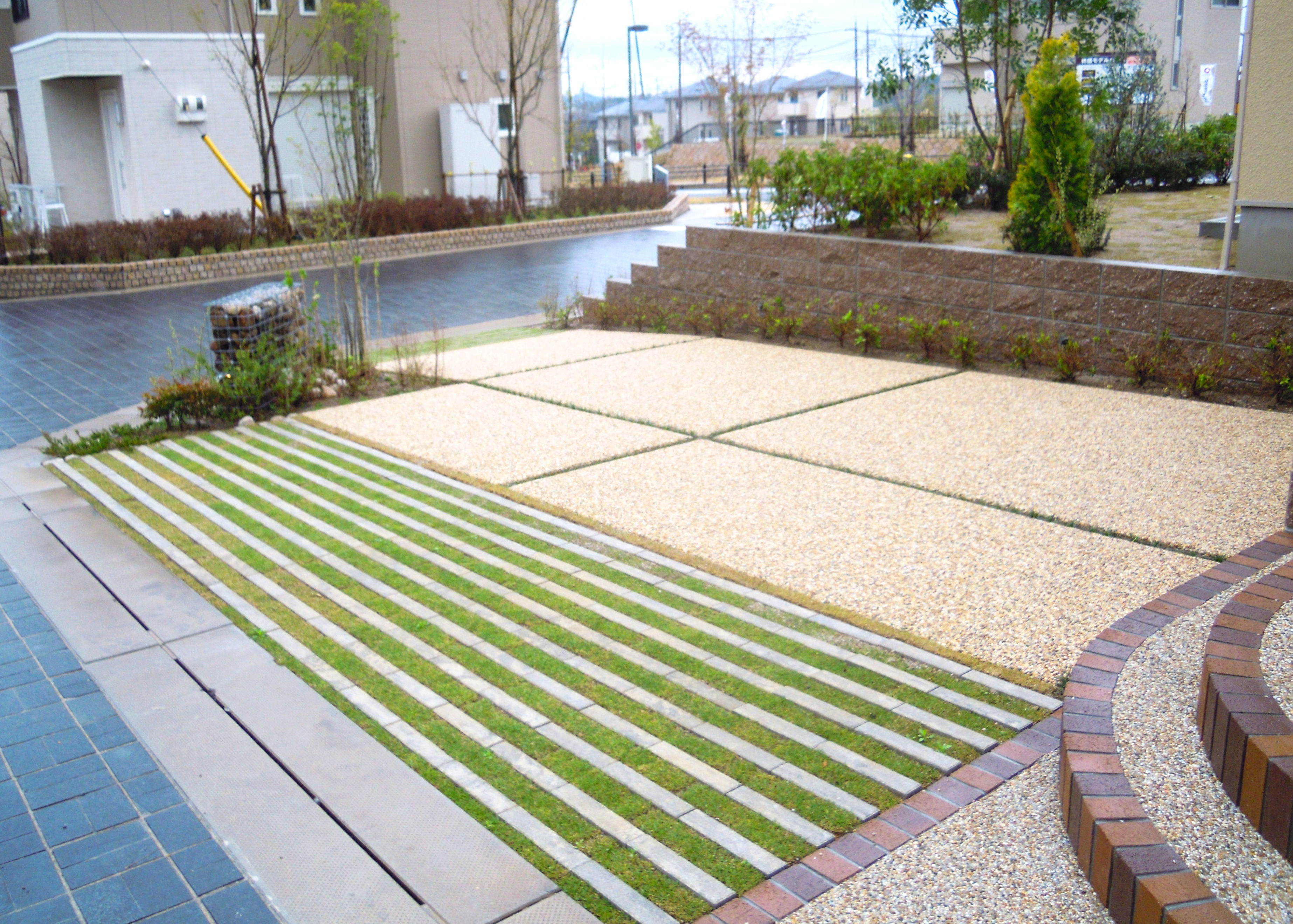 緑化ブロックでの駐車スペースの大阪府の施工実例です。