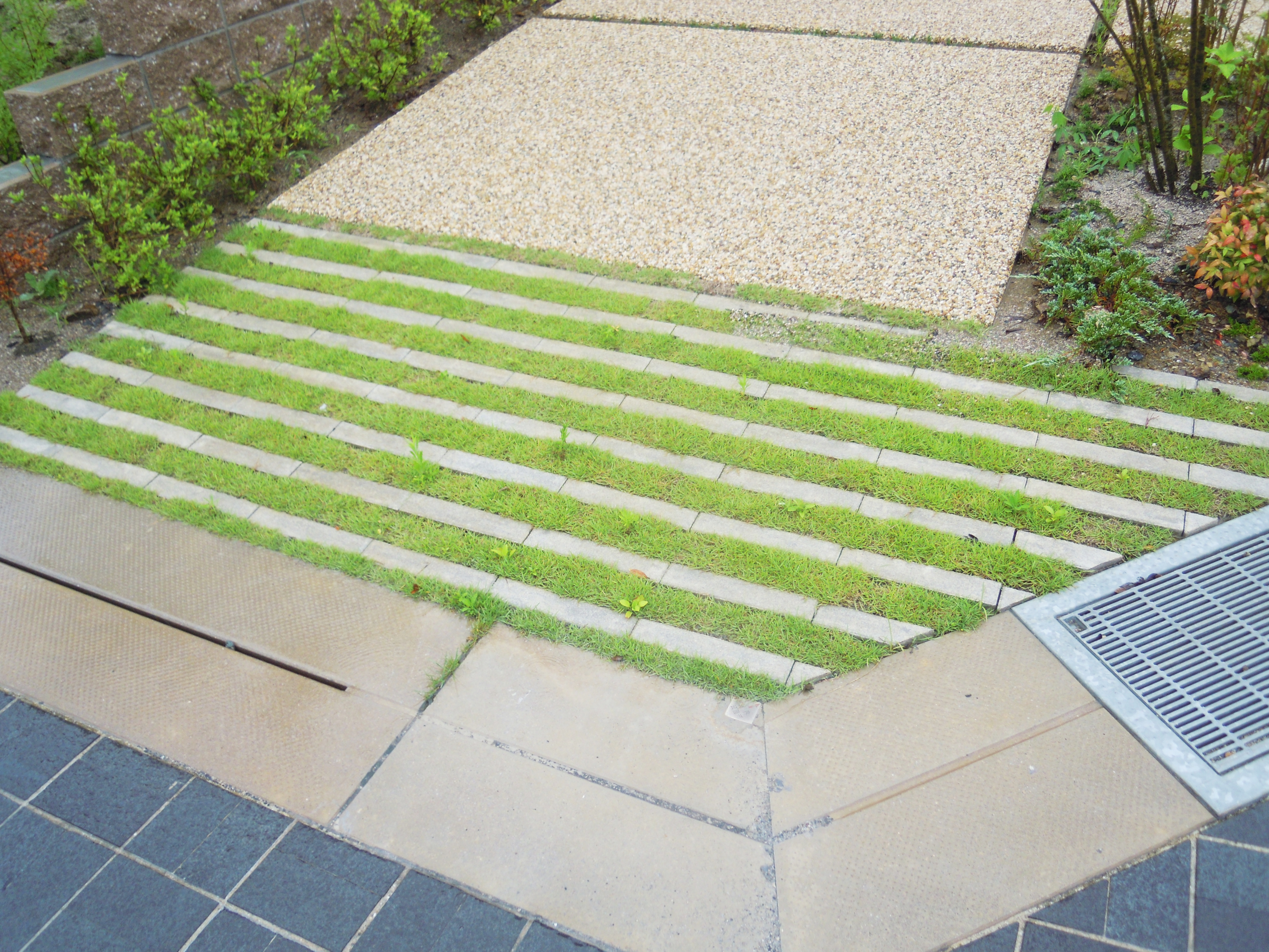緑化ブロックでの駐車スペースの大阪府の施工実例です
