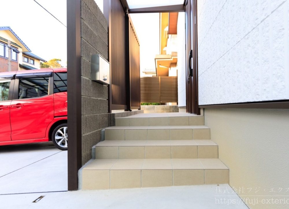 玄関に入るアプローチと目隠し塀の大阪府の新築外構の施工実