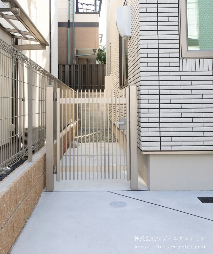 勝手口の門扉は、LIXIL ハイ千峰の大阪府の施工実例です。