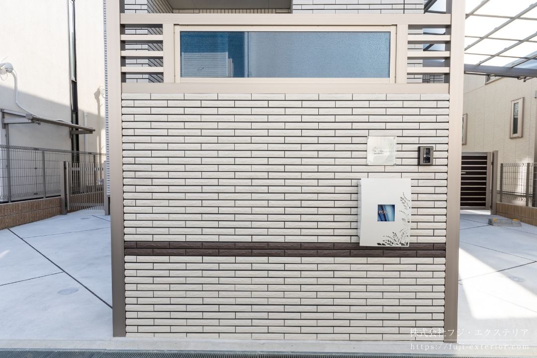 爽やかなブルーのエクステリアガラスには名前を入れて表札にしています。