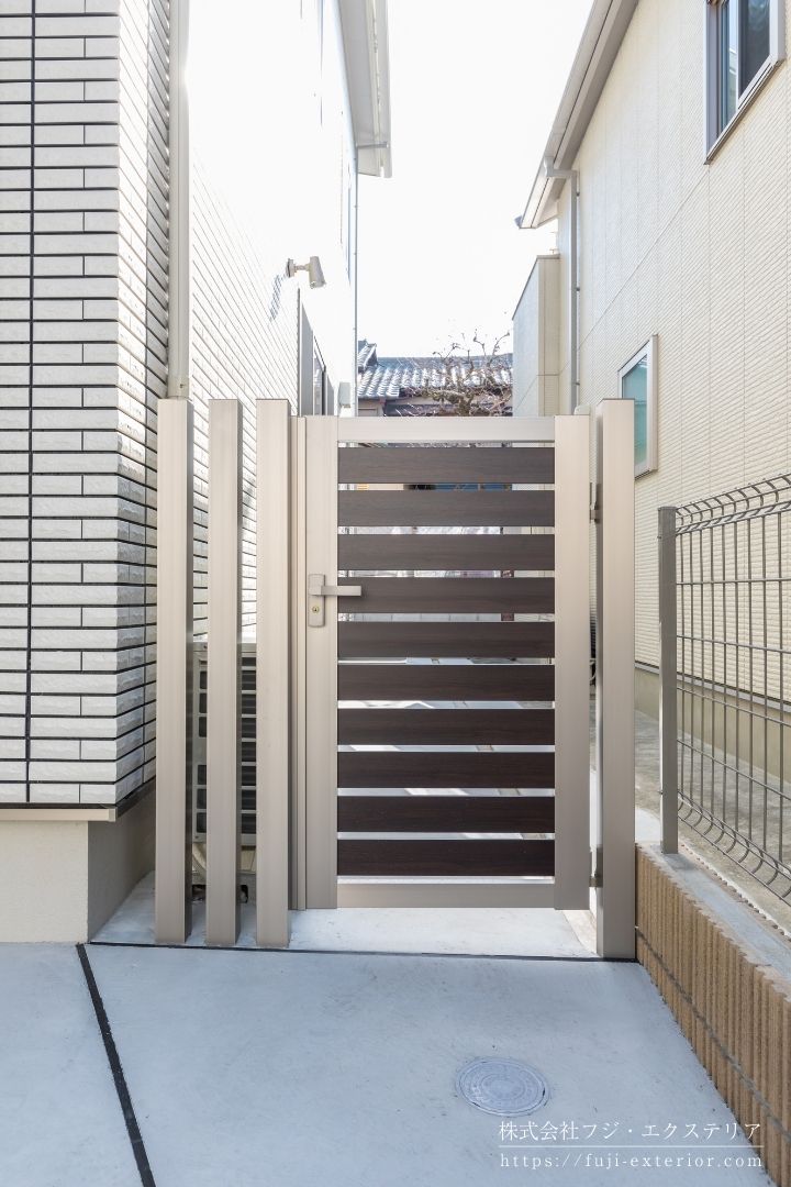 犬走りの門扉はLIXIL セレビュー クリエダークの大阪府の施工実例です。