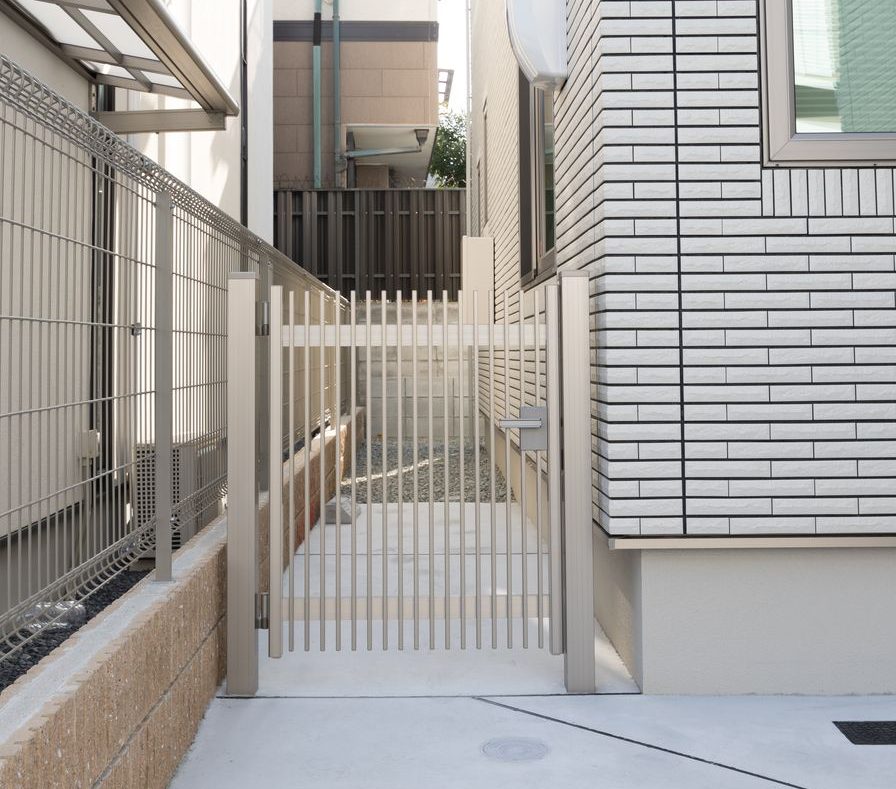 勝手口の門扉は、LIXIL ハイ千峰の大阪府の施工実例です。