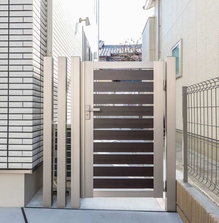犬走りの門扉はLIXIL セレビュー クリエダークの大阪府の施工実例です。