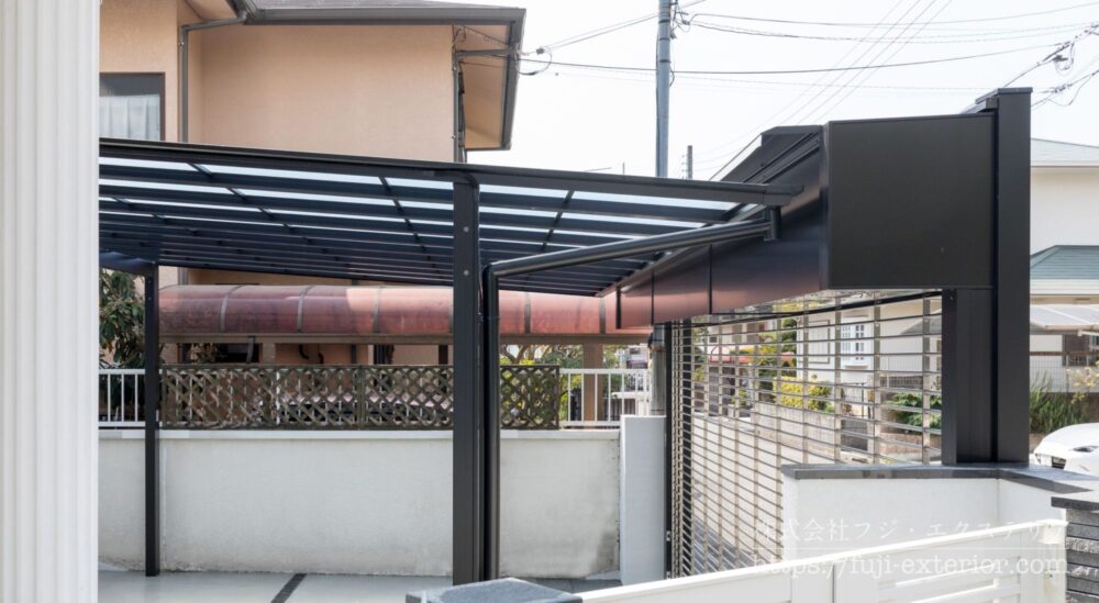 カーポート屋根と電動シャッタ―ゲートをつなぐ部分にも一工夫。雨が間から入らないようにヒサシを設置しました。