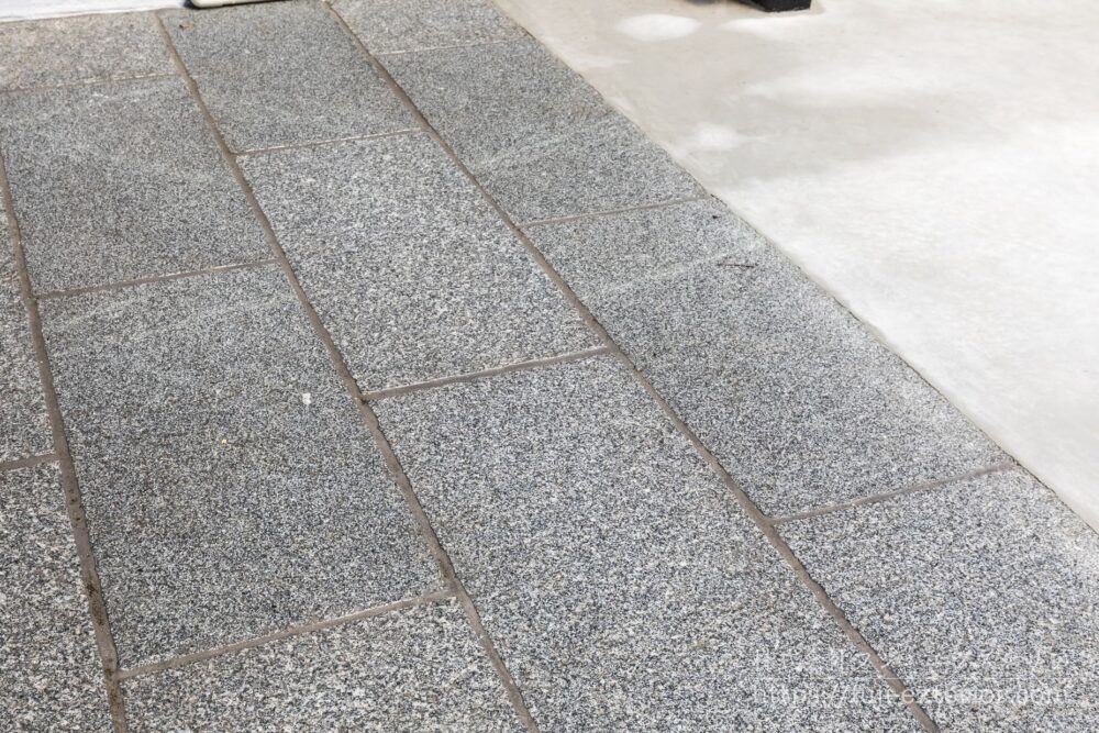 ガレージの入口部分には高級素材の御影石を敷き詰め高級感UP！