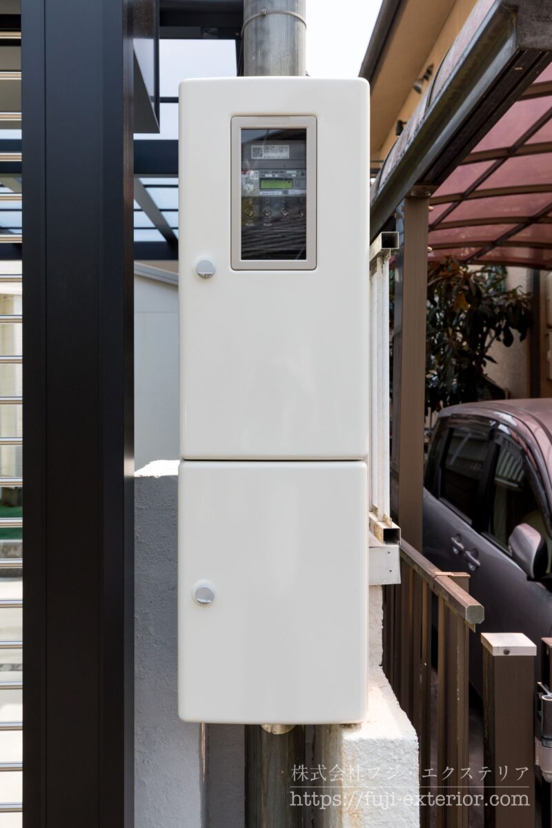 古くなり、錆びついていた電気引き込みポールのBOXも交換。当時のモデルは廃版でした。が、パナソニックさんに頼んで新たに製作してもらいました。