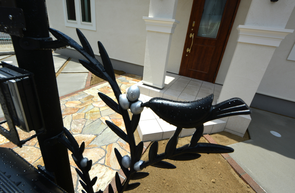 アンティーク調の機能門柱、パナソニック ユーロポールのオプション装飾「小鳥とオリーブ」