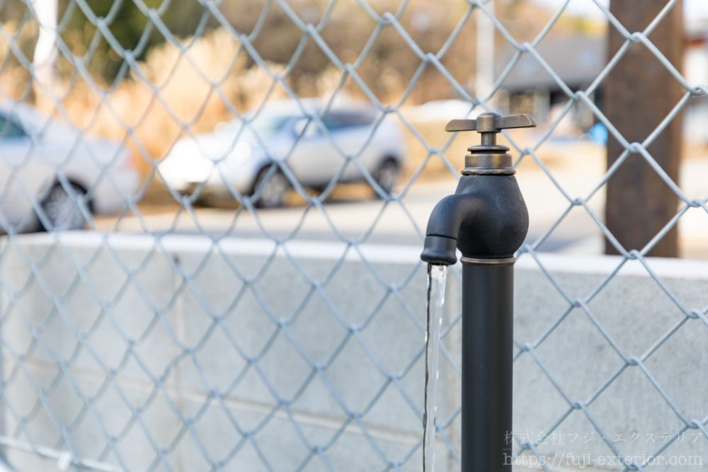 立水栓はオンリーワン エポカ。アメリカン・アンティークの雰囲気が漂うブラックカラーデザイン。