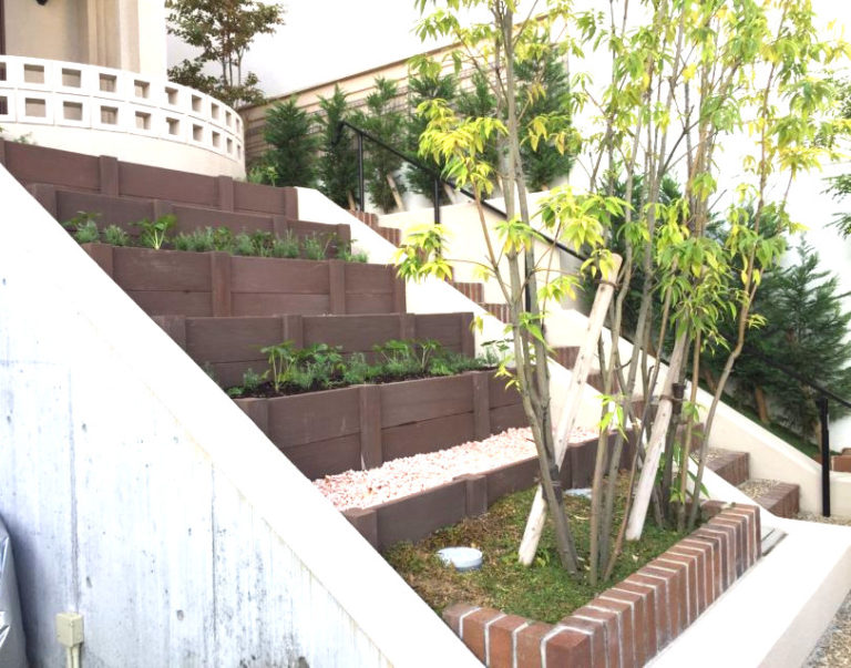 jardin en pente moderne-marches-bois-muret-pierre