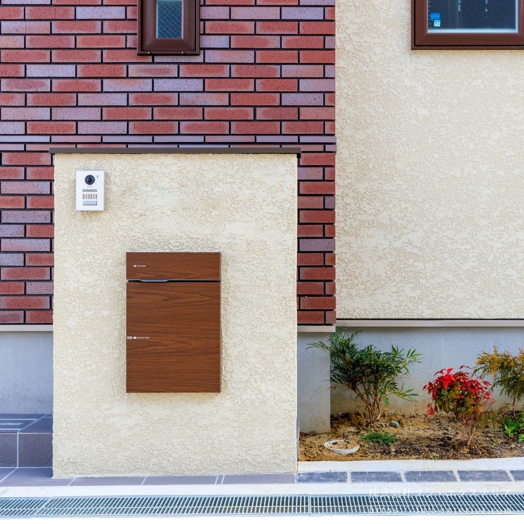 木目調のポスト付き宅配ボックス ユニソン ヴィコDB を埋め込んだシンプルな門柱