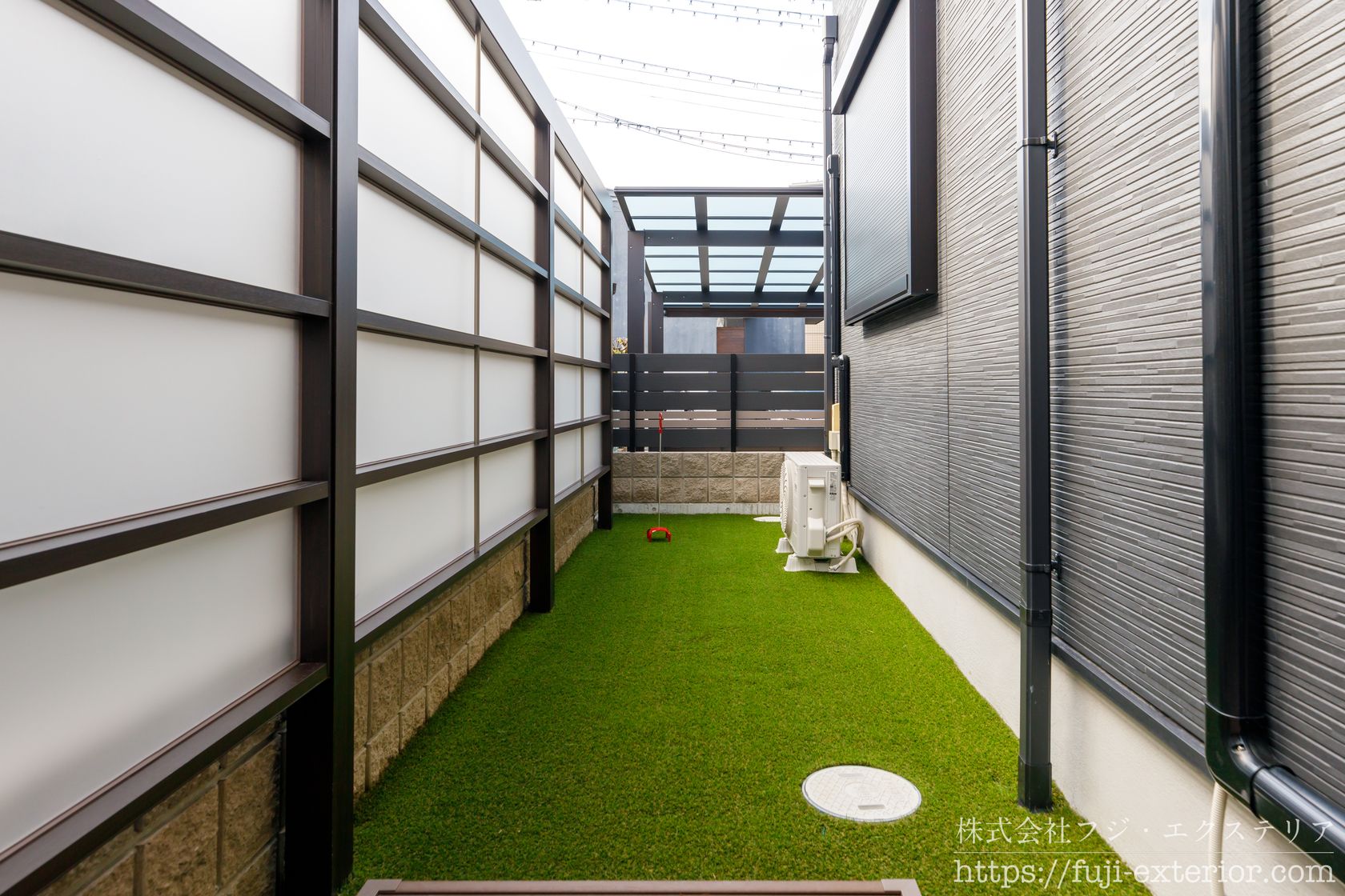 裏庭のリフォーム施工事例。人工芝 + 目隠しフェンスでプライベート空間に。