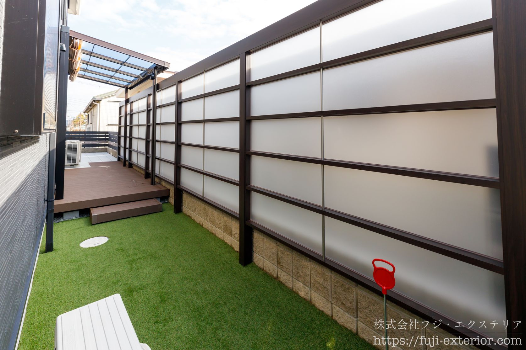 裏庭のリフォーム施工事例。ウッドデッキ + テラス屋根 + 人工芝 + 目隠しフェンスでプライベート空間を作りました。
