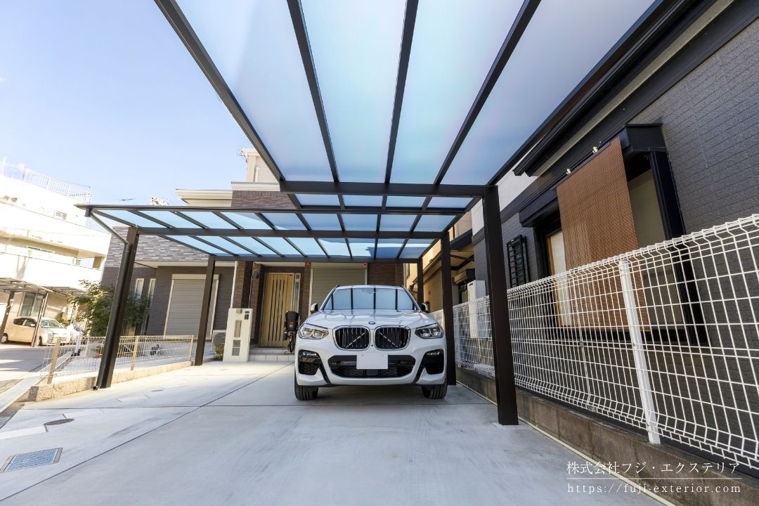 中骨がなくすっきりしたデザインのカーポート、三協アルミ 【スカイリード】。