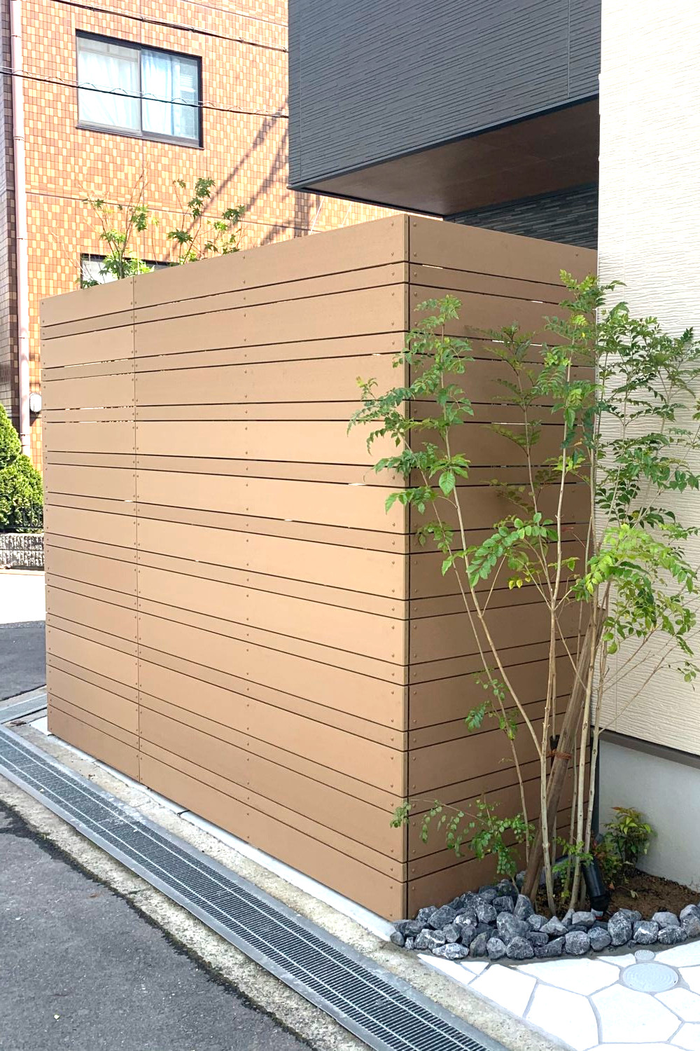 ウッドデッキの囲いに木調樹脂素材のエコモックフェンスの施工実例：大阪府豊中市