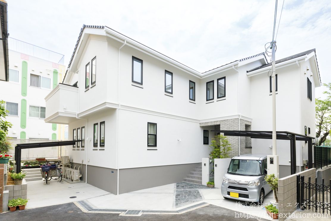 二世帯住宅のシンプルなモノトーン エクステリア。大阪府の外構施工事例です。