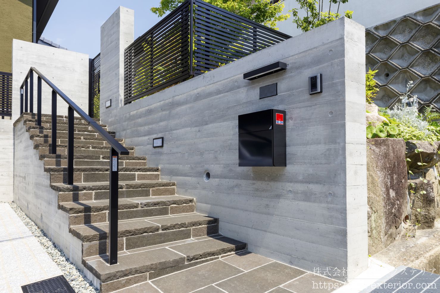 コンクリート 杉板仕上げの門柱と、ブラウン系 タイル張りのアプローチ階段の大阪府の施工実例です。