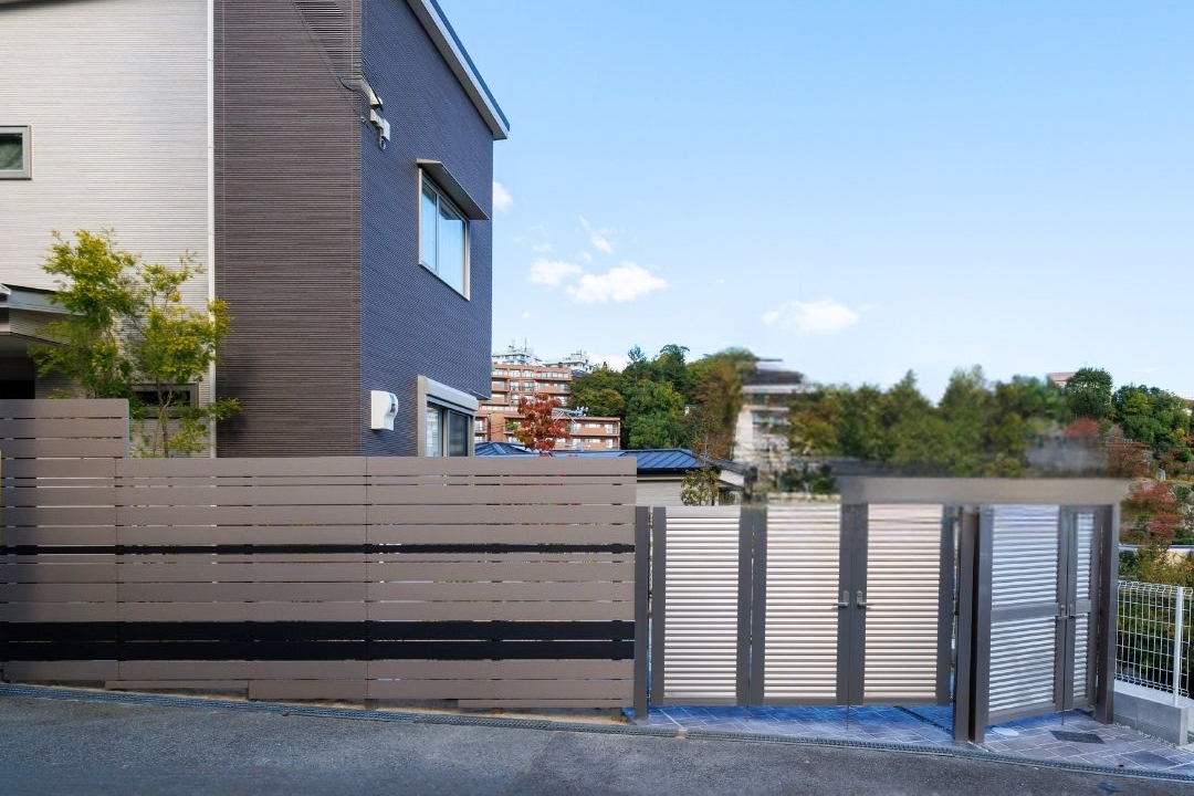 道路境界の目隠しフェンス