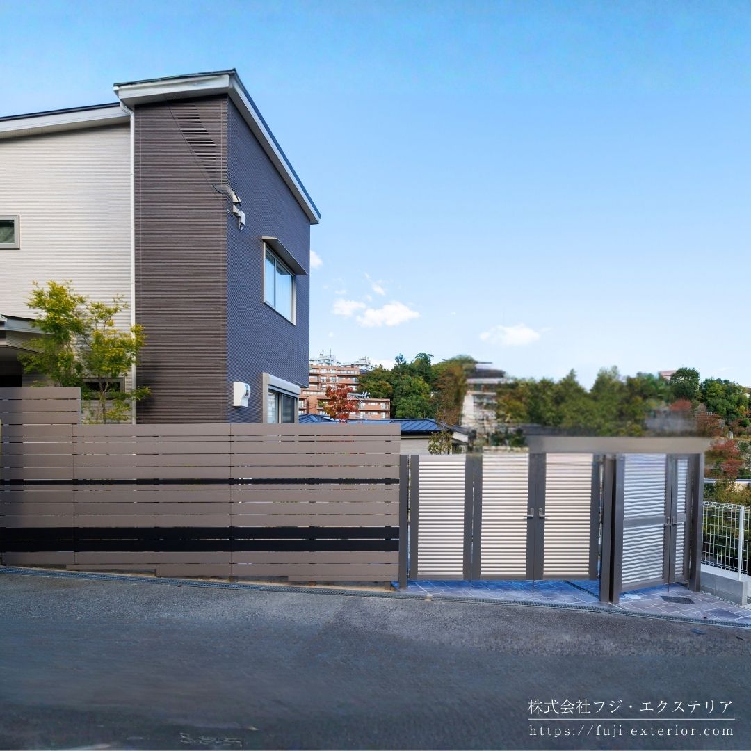 広い間口が道路に面していて高低差があります。ハイキングルートが近くにあり、通行人から見られる事が多いのがお悩みでした。どんなフェンスが良いのかエクステリアメーカーのショールームへ商品を見に行かれ、メーカー様から紹介を受けてご依頼頂きました。