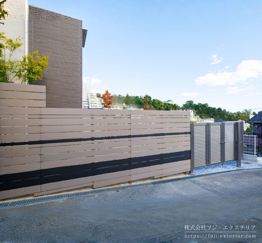 お施主様が気に入ったフェンスでプランニングした所、想像以上の予算になってしまい、再プランしたフェンスはエコモックフェンスです。再生樹脂製で腐りにくく、質感が良く、低コスト。カラーや幅の組み合わせもカスタマイズができる人気のフェンスです。