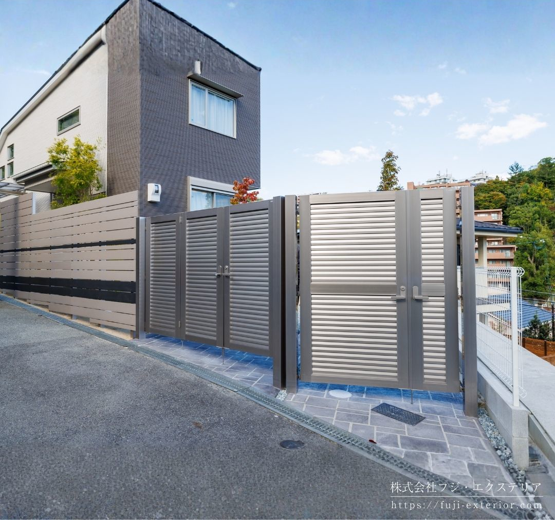 来客用のガレージと門扉(四国化成 クレディ折れ戸とクレディ門扉)も造りました。柱の長さをは特注オーダーにして、左側が3枚折れ戸、右側が出入り用の門扉です。