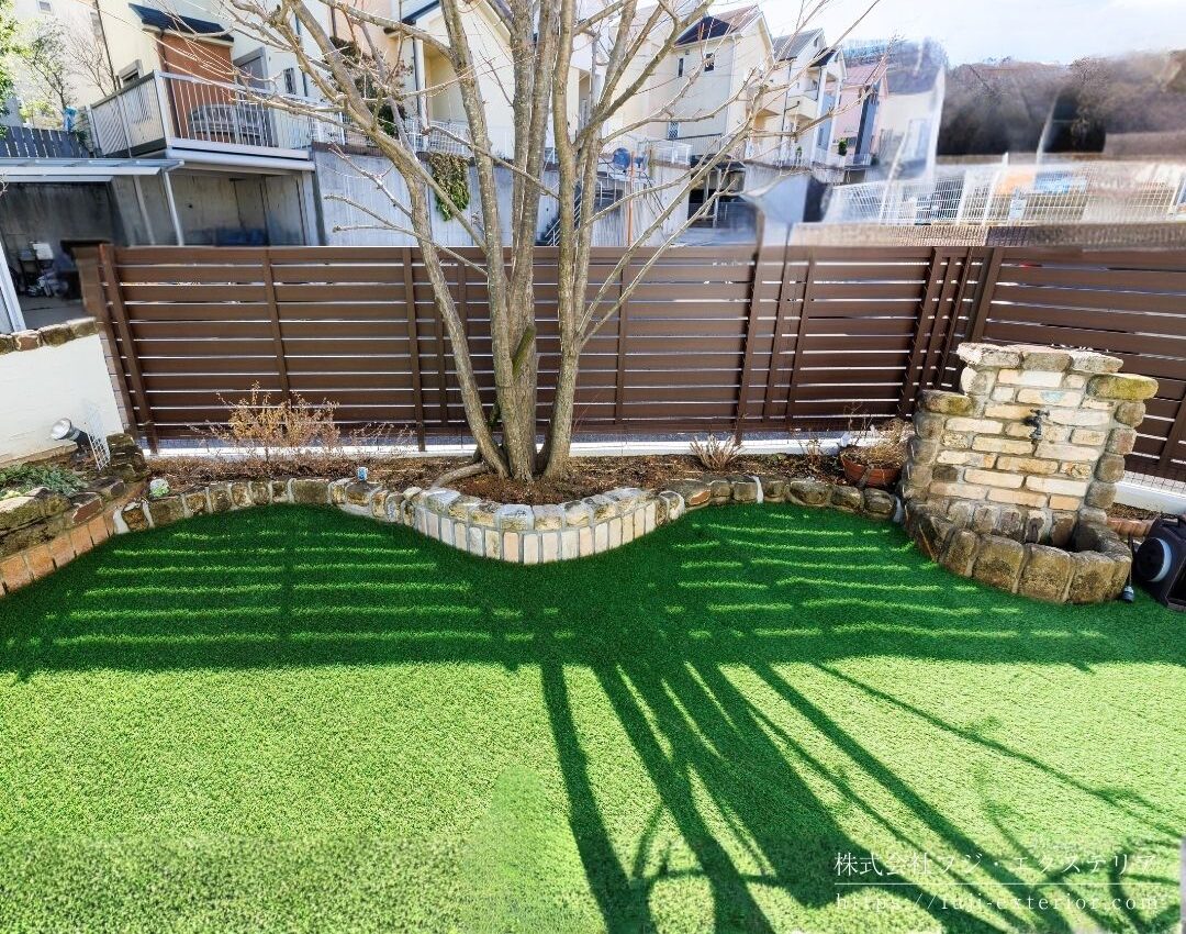 道路側の目隠しフェンスも取り換えました。ウッドデッキのフェンスと同じなので、リフォーム特有の後付け感もなく自然な仕上がりになりました。