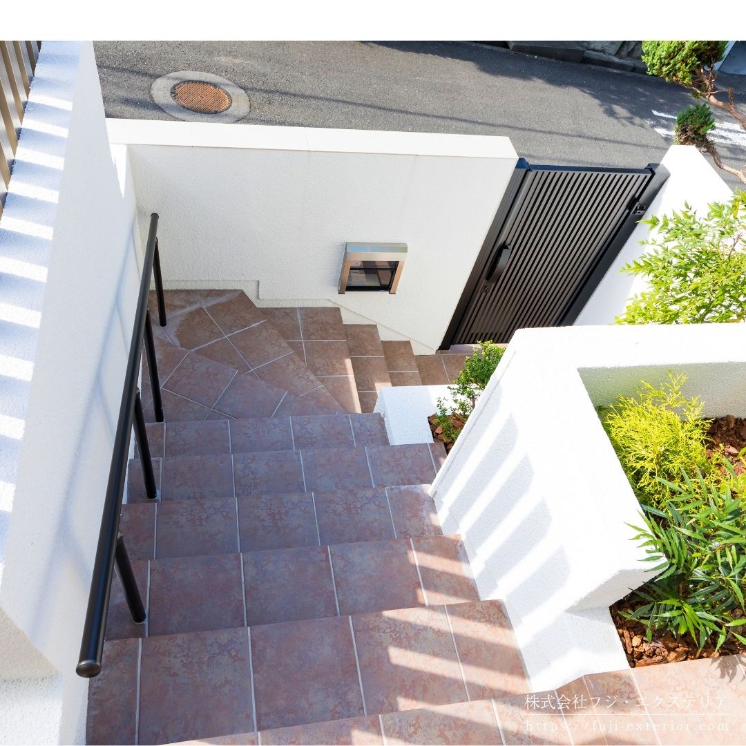 シンプルモダン外構のアプローチ階段