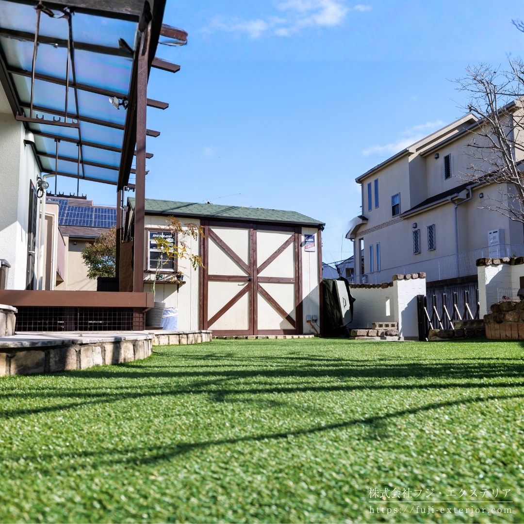 お庭の土の部分には オリジナル人工芝 ZEROターフ を敷き詰めました。以前は雑草管理が大変でしたが、防草シートと人工芝を併用することでお手入れが楽な庭になりました。一年中明るいグリーンで、ワンちゃんも喜んでいます。