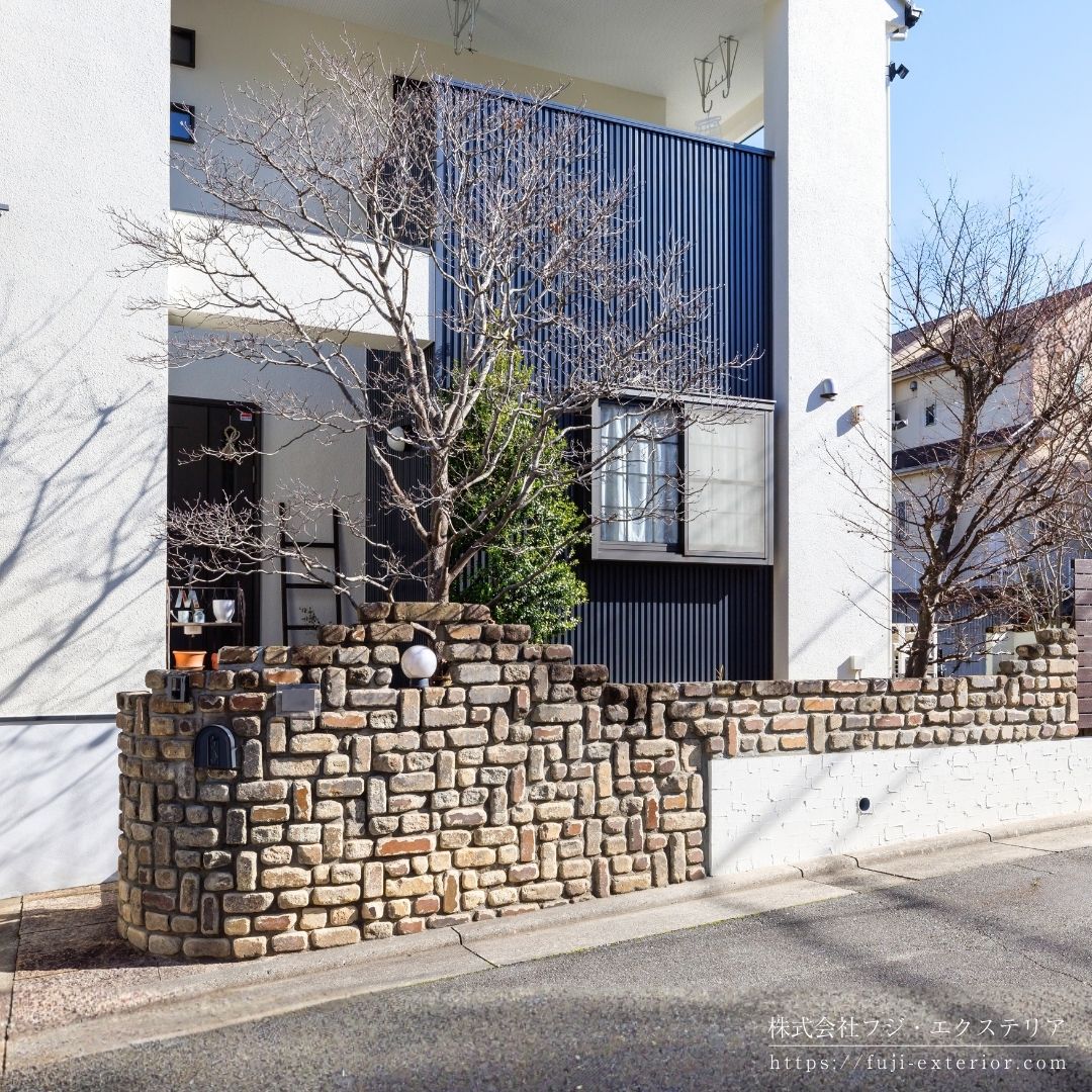 既存の門柱の石積みウォールはデザイン形を整えて、インターホンを新しく交換しました。