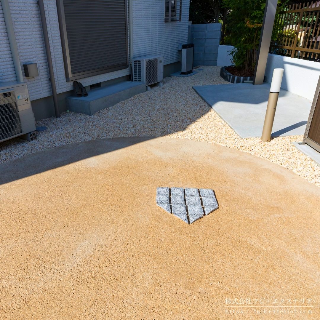 バッティングトレーニングスペース 真砂土を固めた舗装材