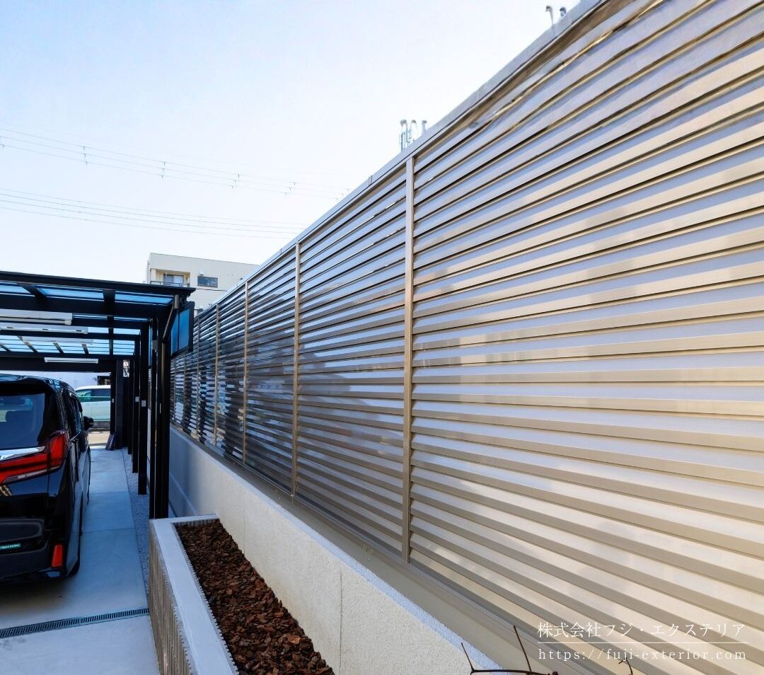 宅内のフェンスは INOSブランド モダン塀 。ステンカラーの光沢が優しく圧迫感がなく、且つ目隠しでありながら通風も確保した優秀なフェンスです。フェンス下の隙間は専用隙間カバーで塞ぎ、視線やホコリ等を防ぎます。