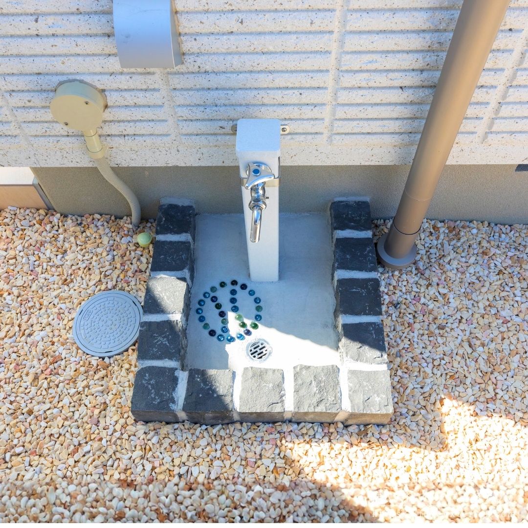 立水栓の水受け部分にはビー玉を埋め込んで野球ボール模様をかたどりました。