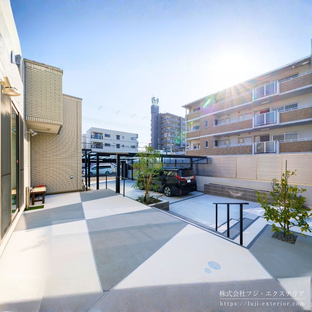 広く大きなテラス。床は四国化成 ラクランのグレー+ホワイトで、動きのあるシャープなデザインに仕上げました。