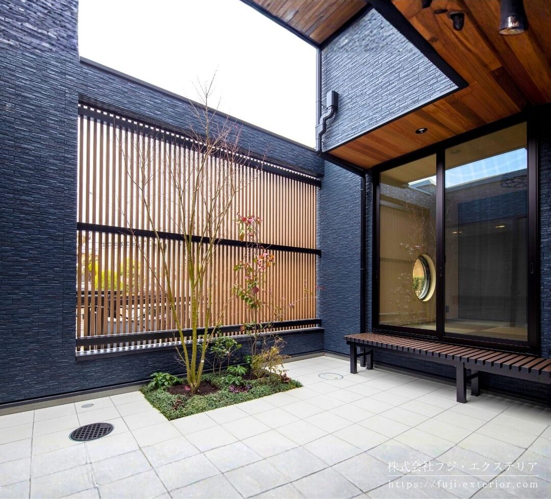 落ち着きのある和モダンデザインの中庭。濡れ縁に腰かけてゆっくりできます。