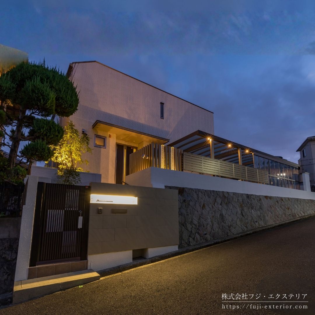 門柱の表札部分にはテープライトを取り付けています。