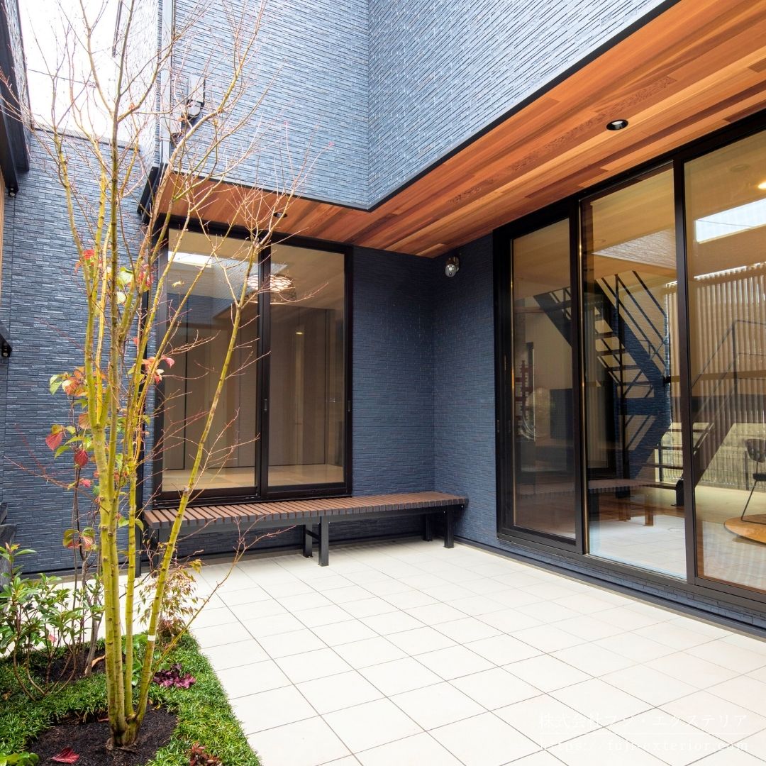 落ち着きのある和モダンデザインの中庭。濡れ縁に腰かけてゆっくりできます。